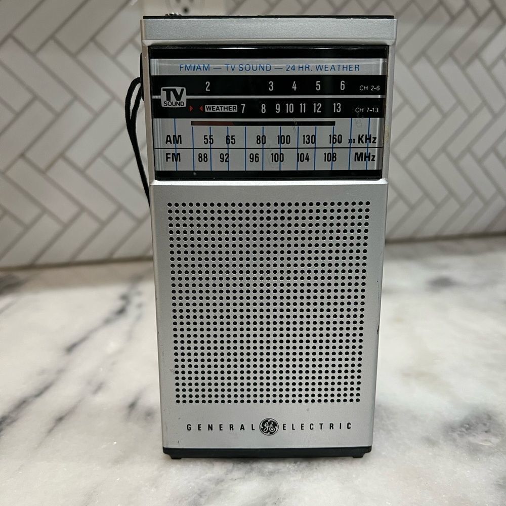 Vintage GE General Electric 7-2934A AM/FM Two Way Power Radio. Works Rare